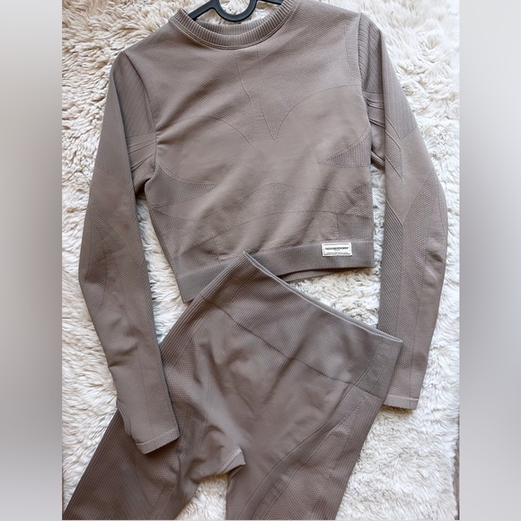 LIKE NEW The Giving Movement SET TONAL LONG-SLEEVE CROPTOP & LEGGINGS MUSHROOM - Picture 4 of 9